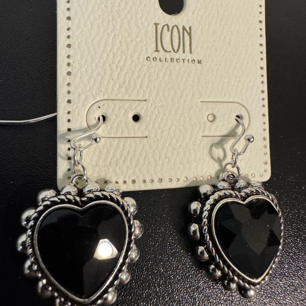 IC COLLECTION Silver and Black Heart Earrings